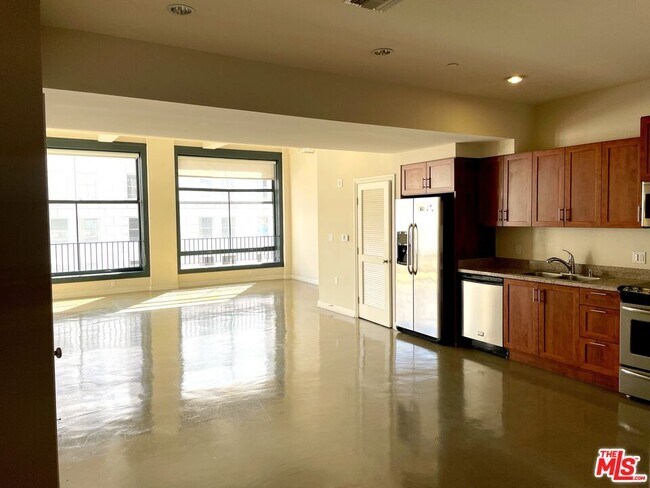 Foto del edificio - 315 W 5th St