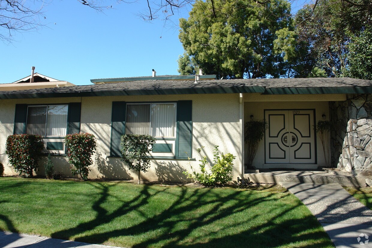 Foto del edificio - 1323 Lexington Dr