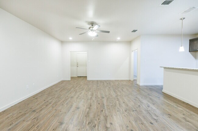 Foto del edificio - Beautiful 2023 Built Townhome Located South of Town Near Cooper Elementary