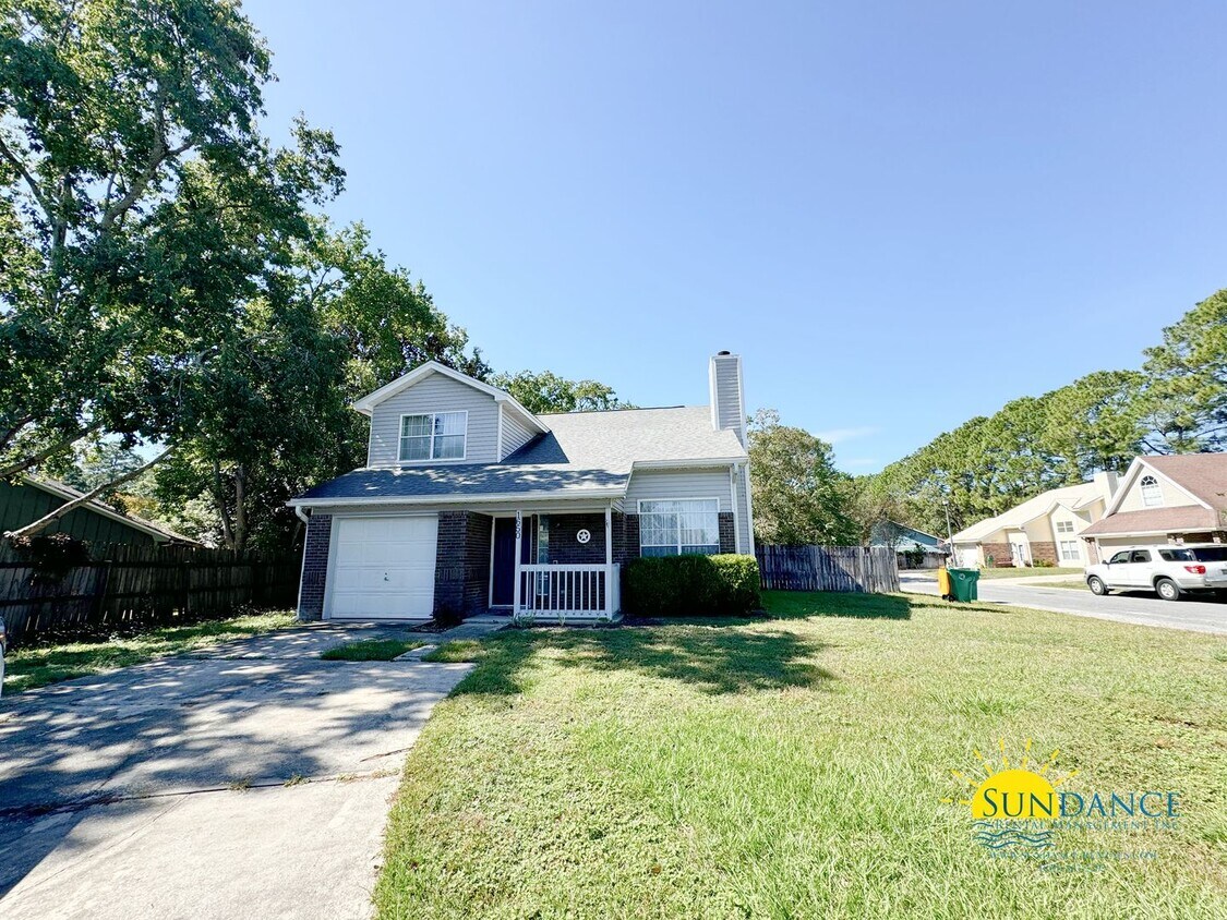 Primary Photo - Stunning 3 Bedroom Home located on a Cul-d...