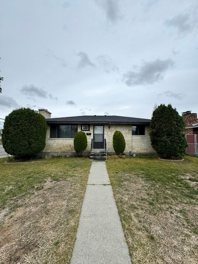 Foto del edificio - 228 E Crown Ave