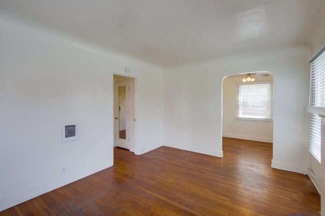 Building Photo - Spanish Craftsman Garden Apartments Banker...