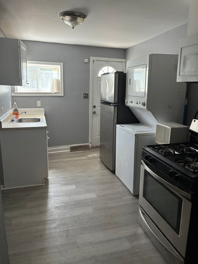 Building Photo - 2 bedroom and den