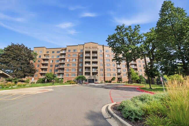 Building Photo - 125 Lakeview Dr