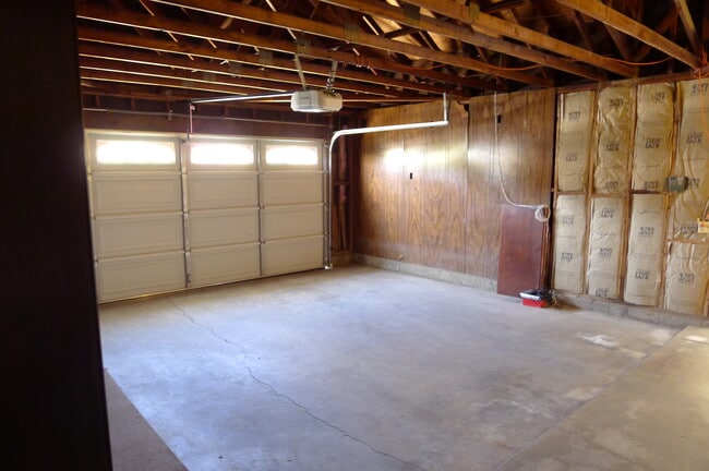 Building Photo - 2052 E Loraine St