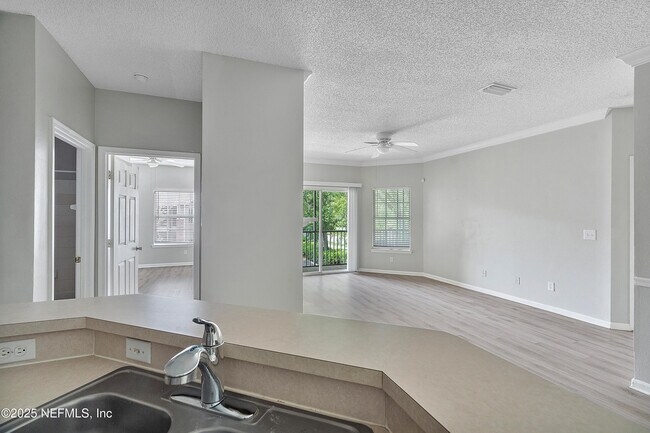 Foto del edificio - 10000 Gate Pkwy