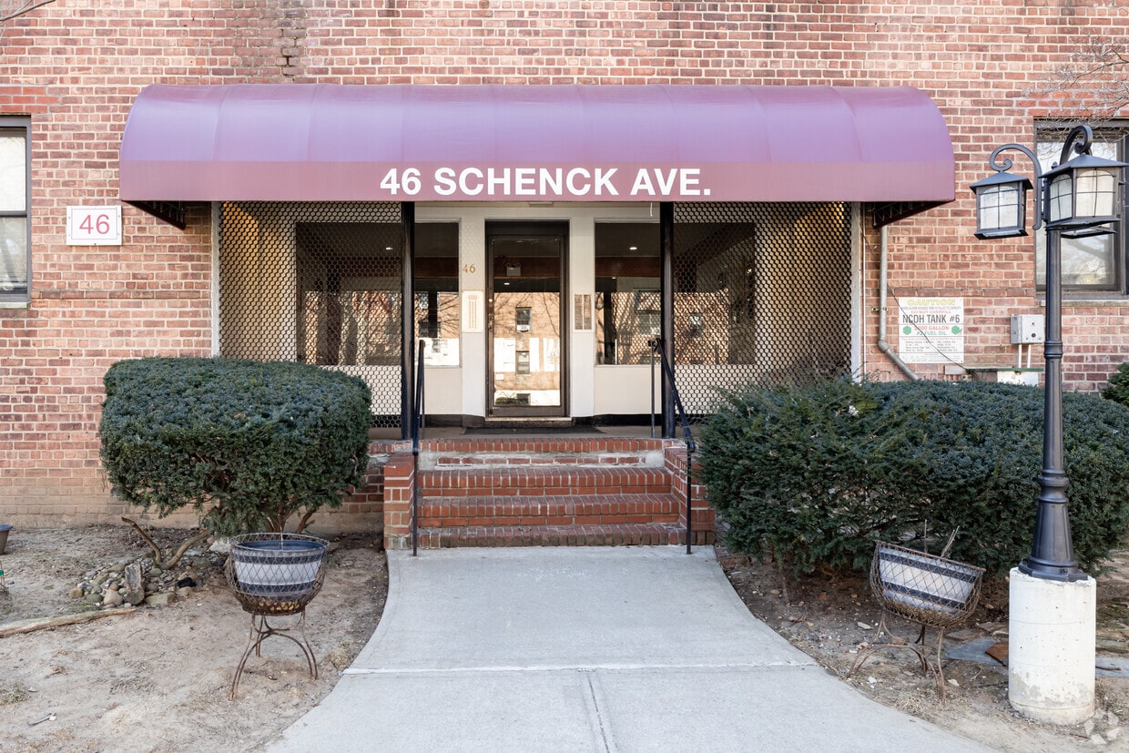 Entrada - 46 Schenck Ave