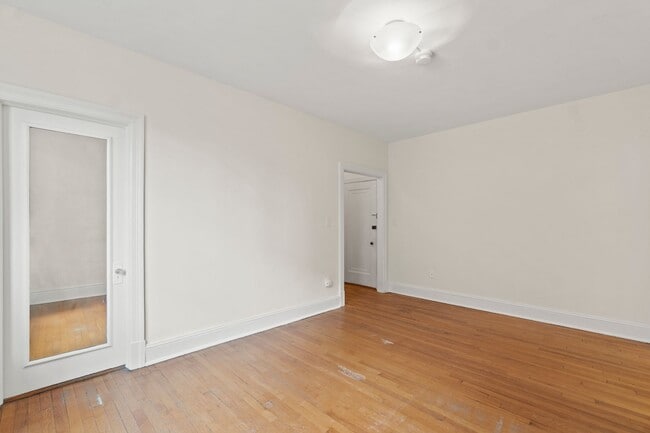 Foto del edificio - Adams Morgan Condo | Studio | 1 Bath | 300 Sf