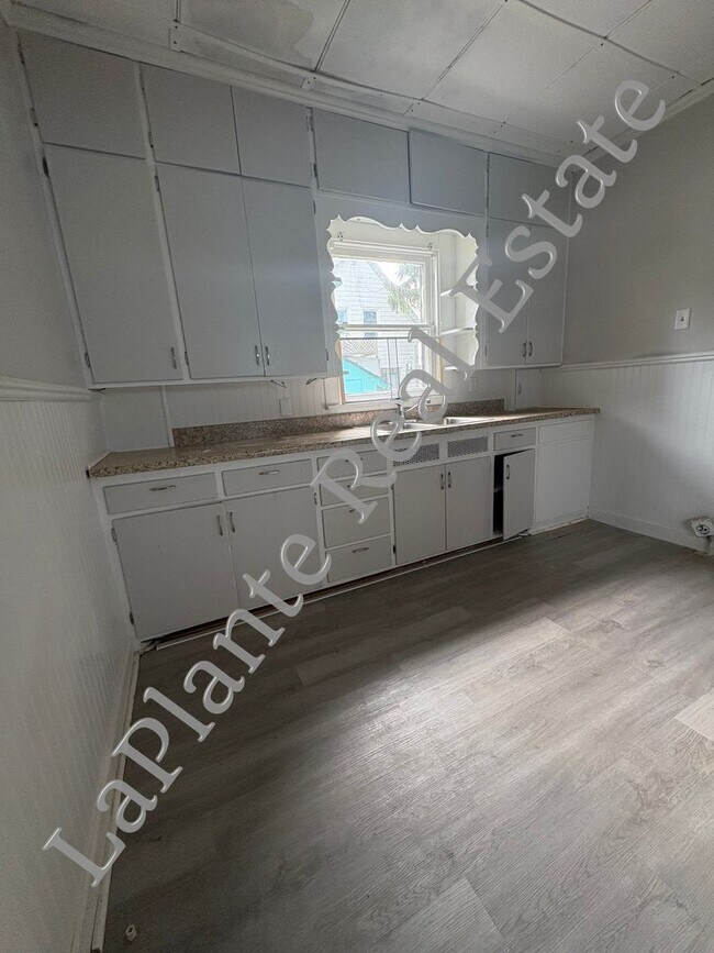 Building Photo - Bright & Spacious 3-Bed Home in Library Vi...