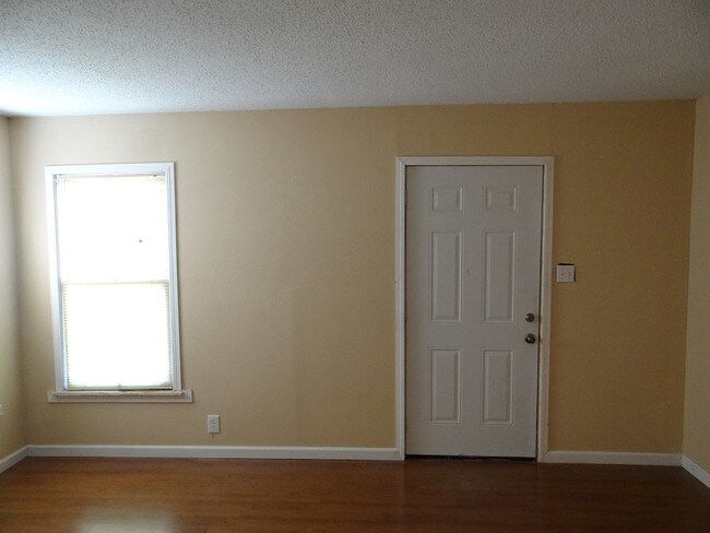 Building Photo - 662 E Irby St