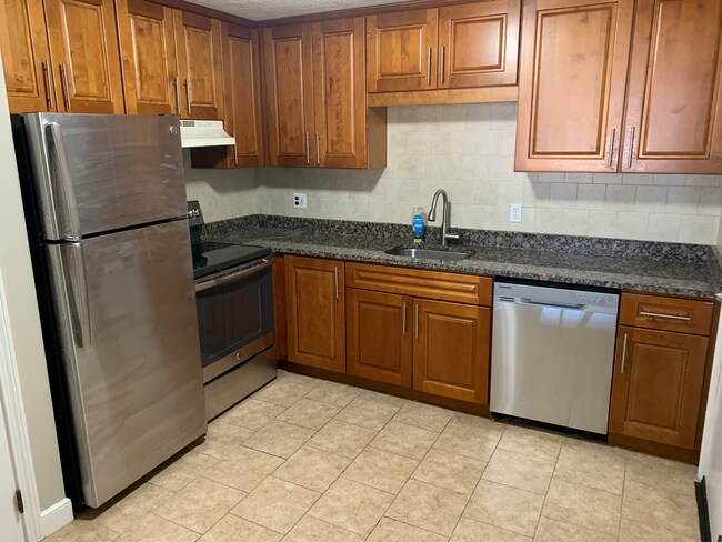 Cocina de 13'x10' - 7 Cottage St