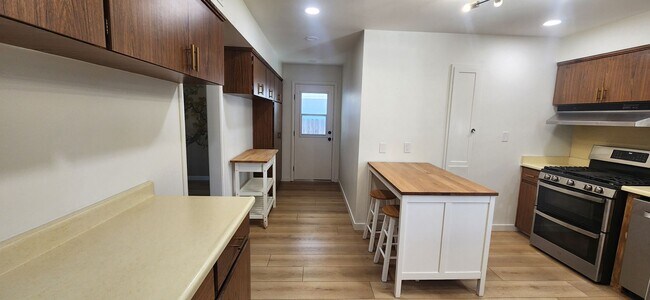 Building Photo - 3 Bedroom 1 Bathroom Charmer in Hollywood ...