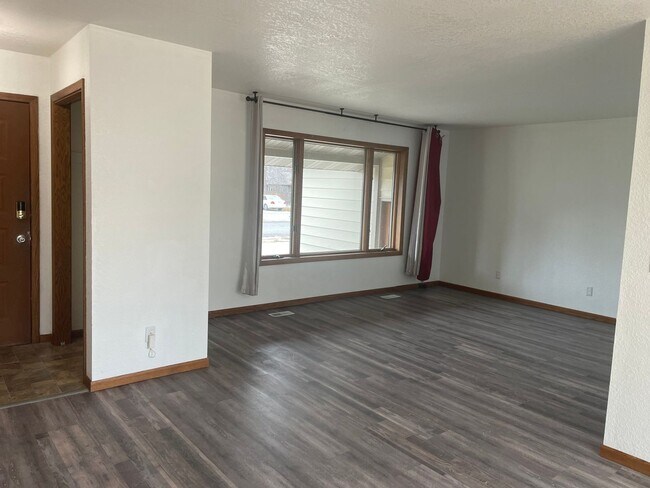 Building Photo - 4 bed 2 1/2 bath rental on the westend