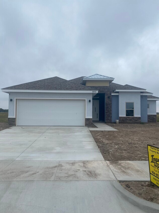 Foto principal - 8802 Swan Lake St