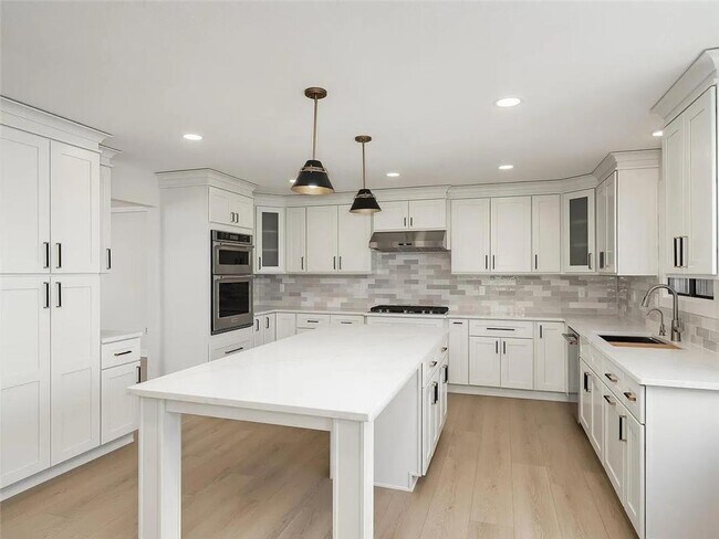 Foto del edificio - 7783 Kingsview Ln N