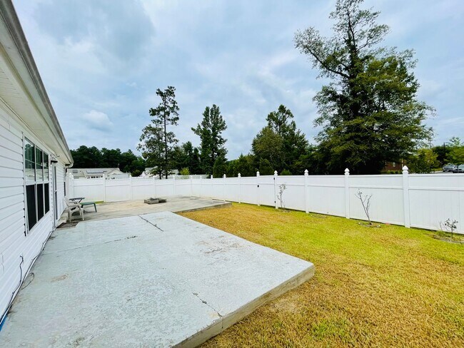 Foto del edificio - Fenced in Yard AND shed! ADORABLE 3 Bedroom Home with Garage - GREAT Conway location!