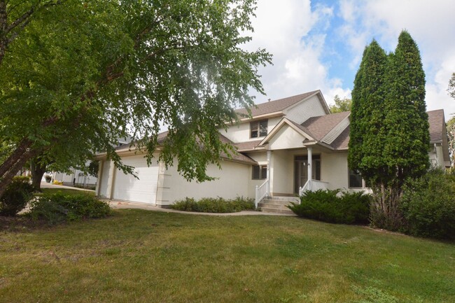 Building Photo - Move-In Ready 6 bed 4 bath Stunning Home A...