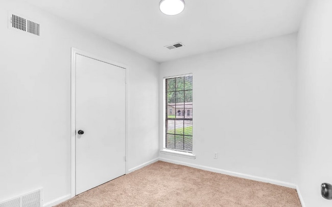 Building Photo - 2919 Normandy Dr