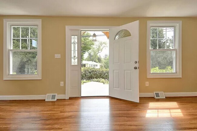 Building Photo - 4060 Saint Johns Ln