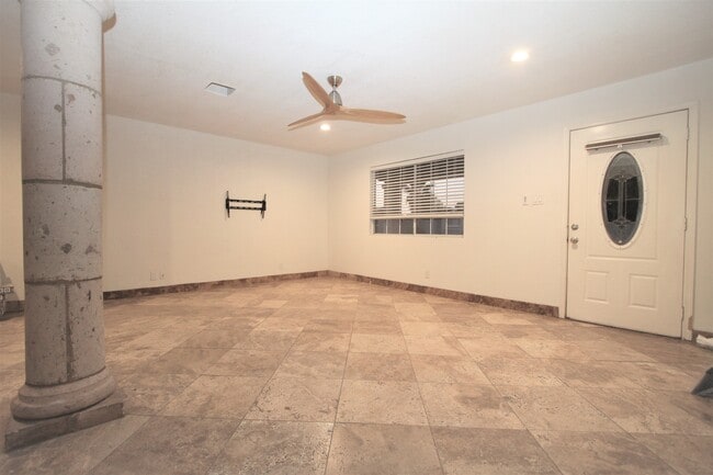 Entrance-Living Area - 6837 E Diamond St