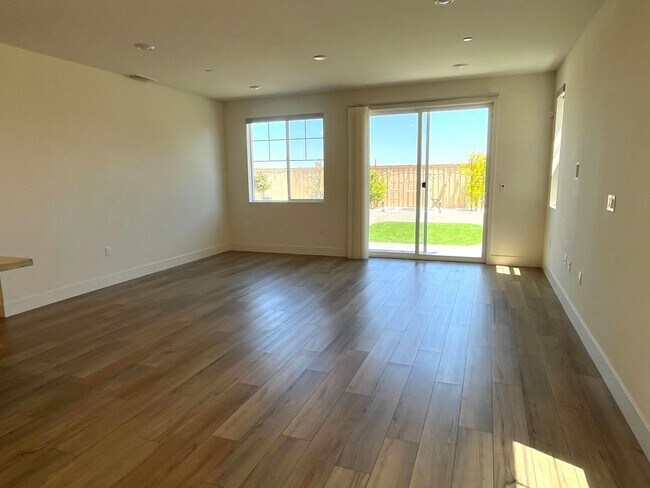 Foto del edificio - Spacious 4-Bedroom Home in Prime Tracy Loc...