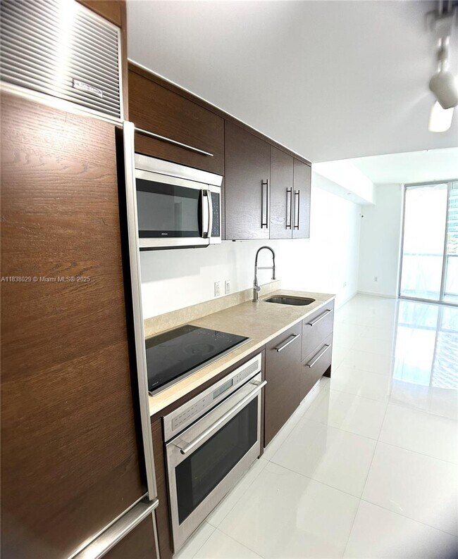Building Photo - 465 Brickell Ave