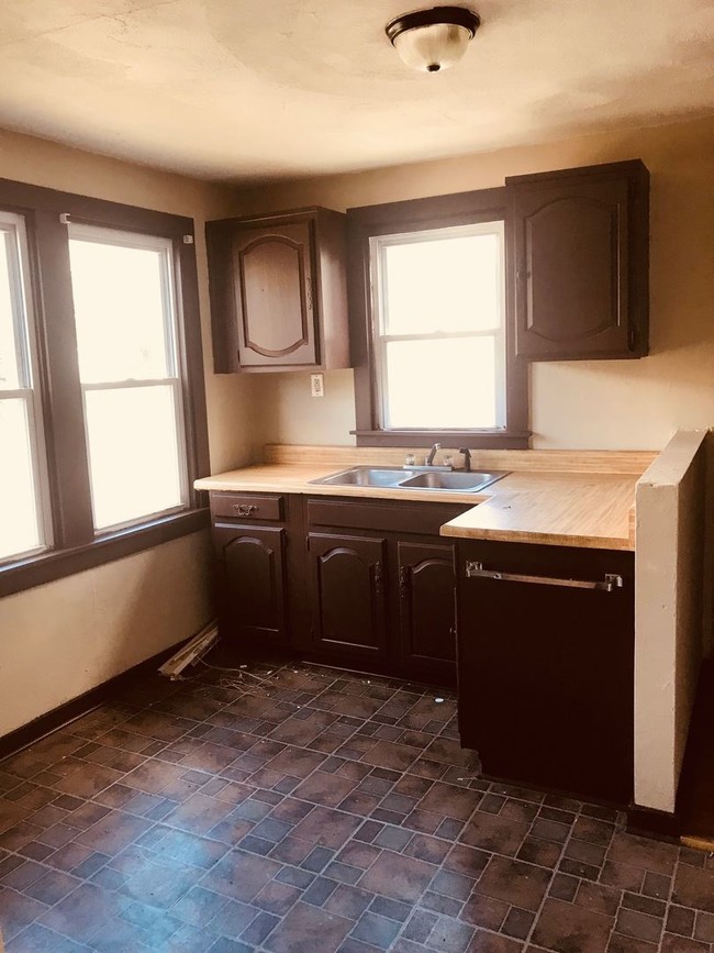 Foto del edificio - 3 br, 1 bath House - 549 McClure Ave.
