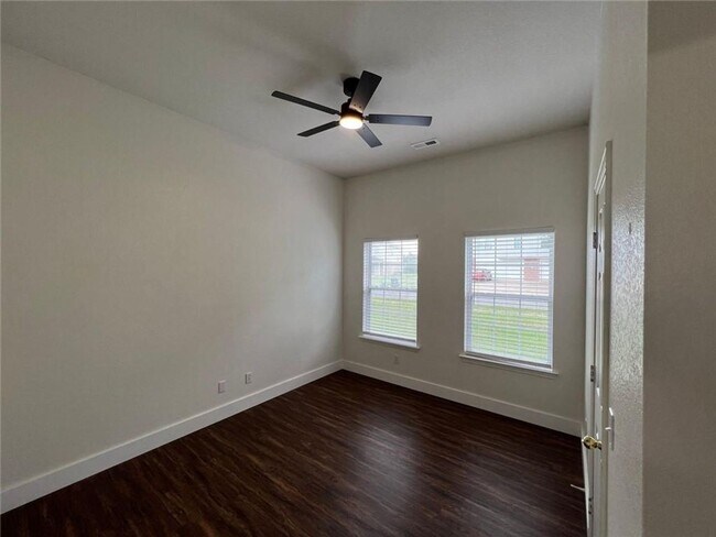 Foto del edificio - Fresh, stylish, and perfectly positioned on a corner home