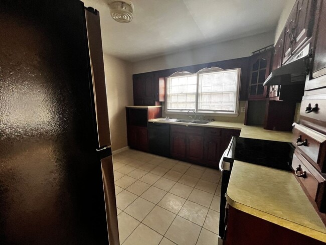 Foto del edificio - Spacious 3 Bedroom With A Basement