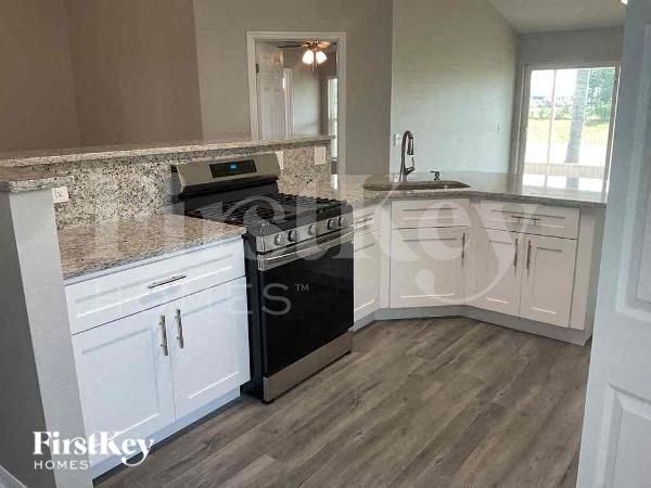 Building Photo - 242 Lady Diana Dr