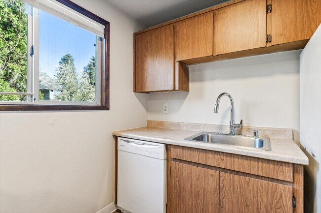 Building Photo - 5847-5855 SE Holgate