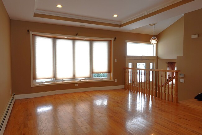 Building Photo - Beautiful Jericho Split