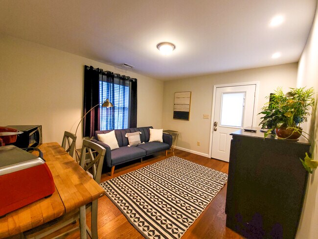 Foto del edificio - 16 Woodstock Ln