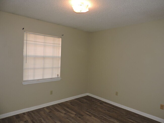 Building Photo - Convenient Northeast location!