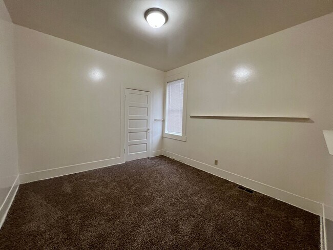 Building Photo - Great Gresham home on corner lot, fully fe...