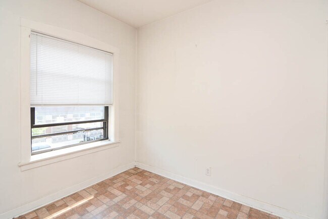 Building Photo - 2244 W Wilson Ave