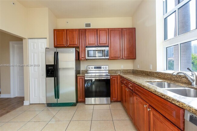 Foto del edificio - 3001 NE 185th St