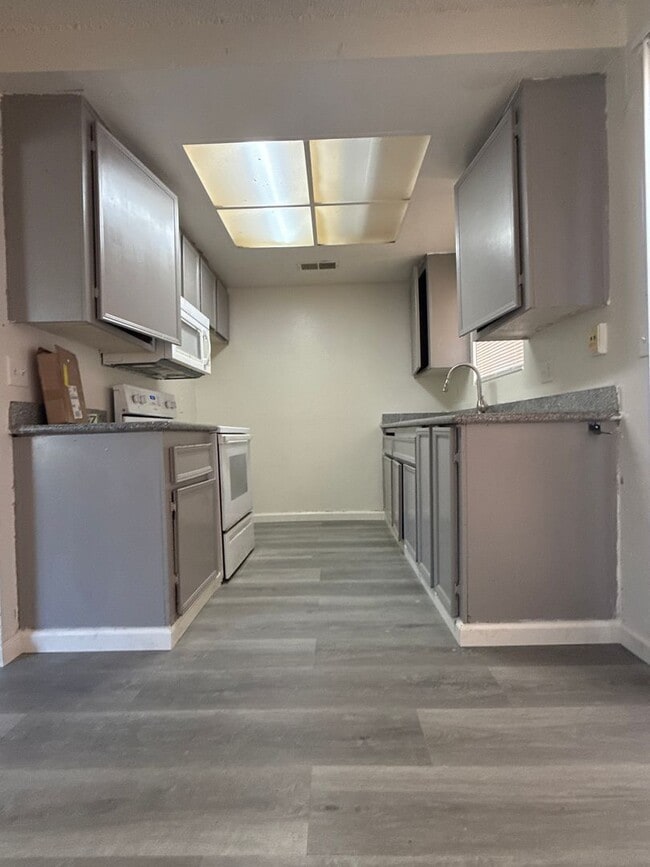 Building Photo - 9001-9005 Stacey Ct