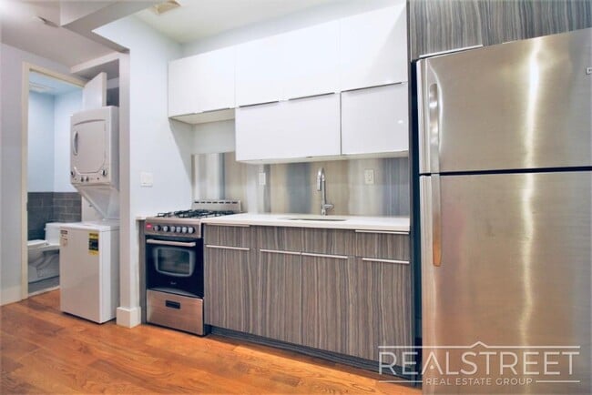 Building Photo - Large 2.5 Bed + LAUNDRY In Unit & Roof Deck!