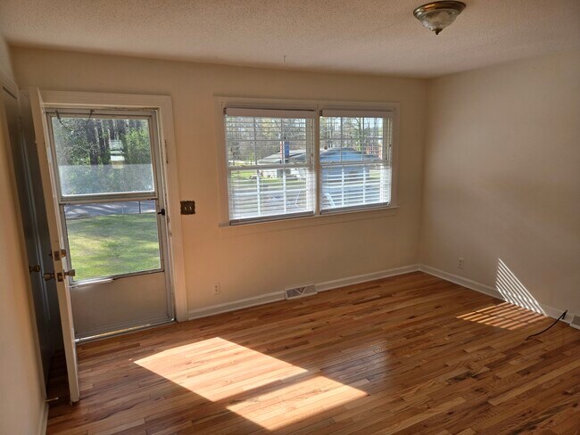 sala de estar - 10025 N Oak St