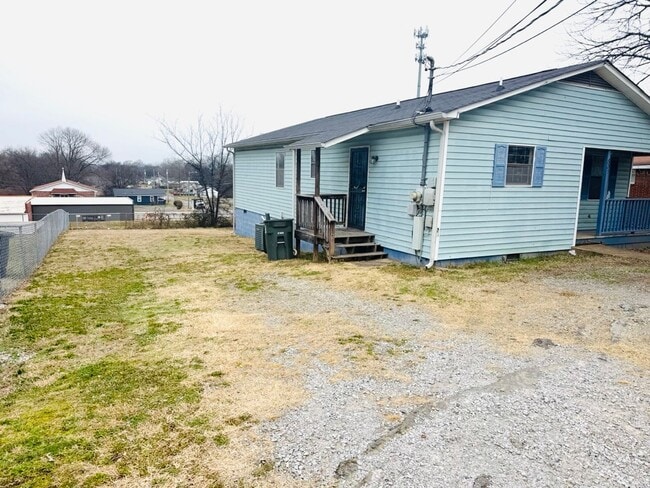 Foto del edificio - Centrally Located 4 Bedroom Home With Large Yard