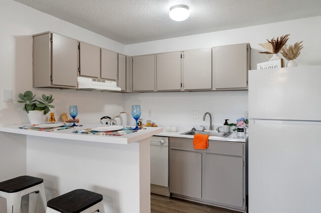 Building Photo - Paper Moon Apartments