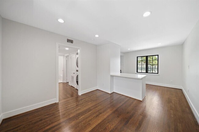 Building Photo - 520 Lovett Blvd