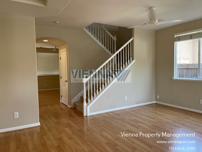 Building Photo - Spacious 3 Bedroom Home in Great Location