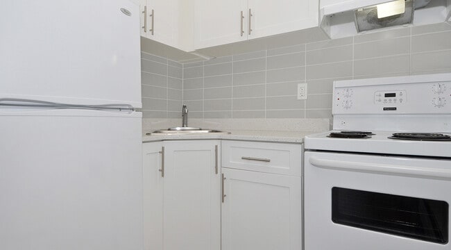 Building Photo - Hollyburn Court