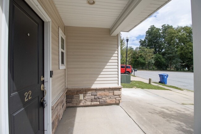 Building Photo - Modern Comfort in a Quiet Cul-de-Sac – 3 B...