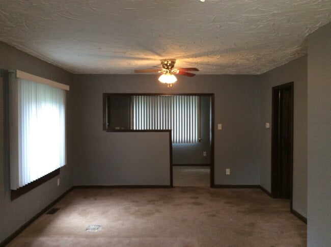 Building Photo - Southeast Side - 2 Bedroom home