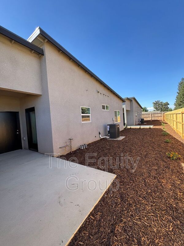Building Photo - 4114 E Kaweah Ave