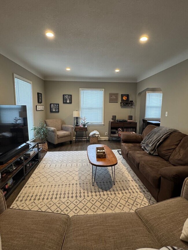 Foto del edificio - 5704-5706 Chicago Avenue