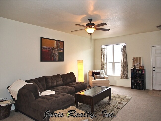 Building Photo - Fantastic Latigo Townhome Near Dining, Sho...